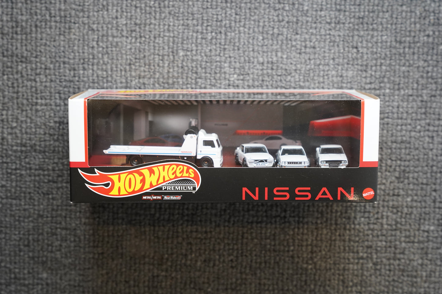 Hot Wheels GMH39-979P Nissan 4 Car Set - White Diorama Skyline Fleet Street