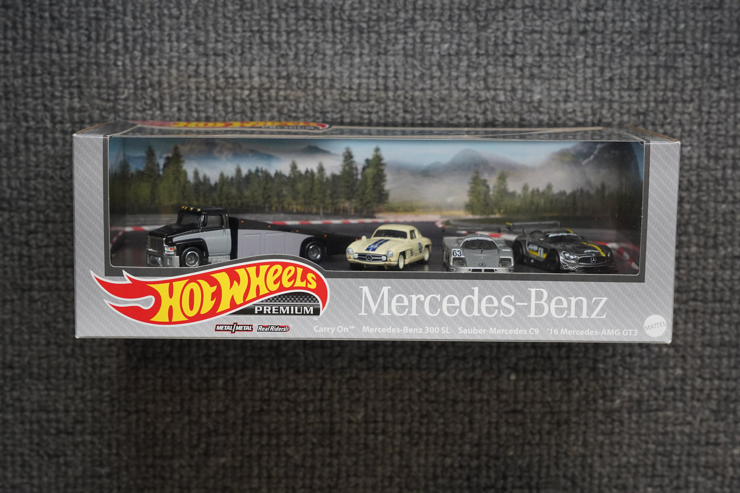 Hot Wheels Premium Garage Set Carry On Mercedes Benz AMG AMG GT 300SL Sauber C9